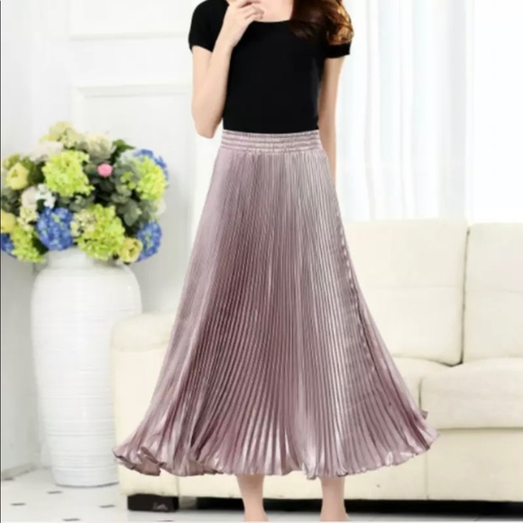 Yu Dresses & Skirts - 🎉 Jolly Wrinkled Long Skirt For Holiday Season🎉